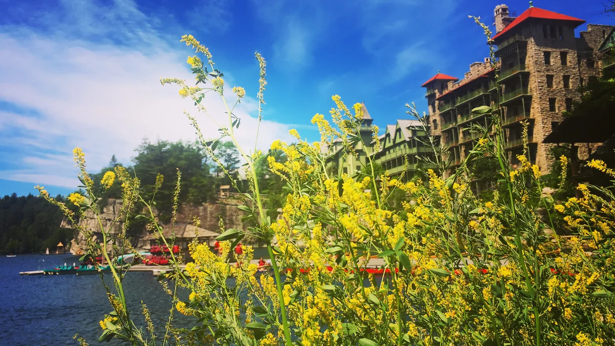 Mohonk Mountain House beside its lake in New York